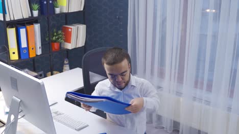el hombre enano discapacitado que vino a su oficina con el archivo.