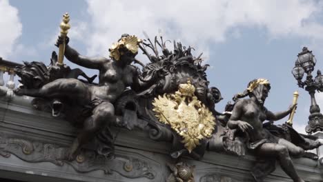 Cámara-Lenta:-Impresionante-Estatua-Decora-El-Puente-En-París,-Francia