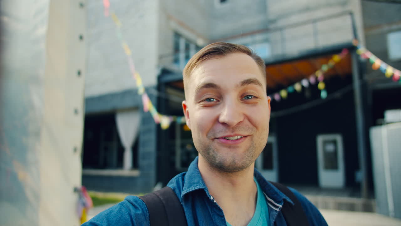 야외에서 웃는 남자