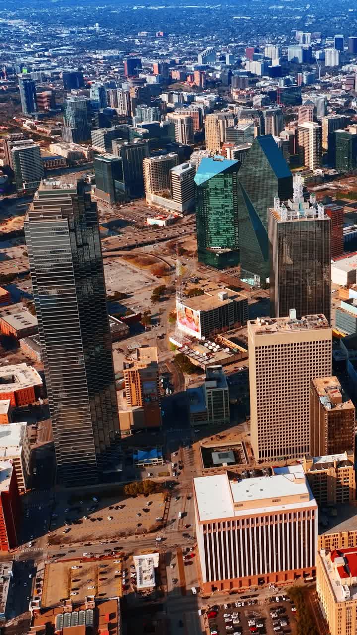 Architettura di una moderna città americana dall'alto. Riprese con drone sopra il centro di Dallas, Texas.