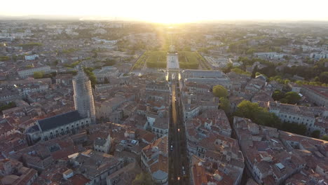 drone disparado hacia el parque peyrou en montpellier hora del atardecer