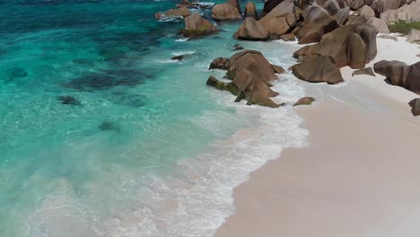 Vista-Aérea-De-Anse-Marron-Con-Sus-Famosas-Formaciones-Rocosas-De-Granito-Y-Piscinas-Naturales