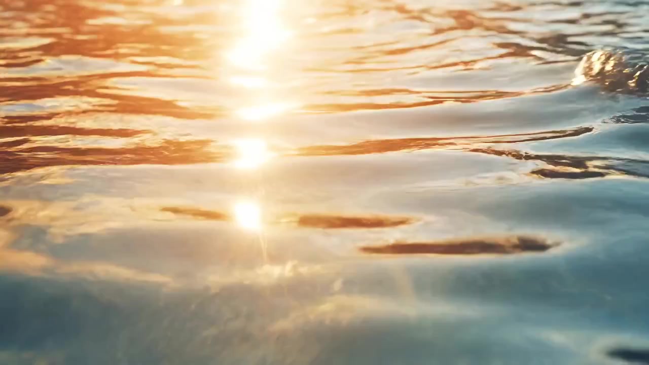 Luz Solar Dourada Refletindo em Superfície de Água Suavemente Ondulada