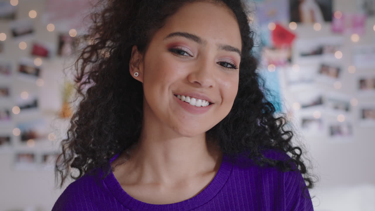 retrato de una hermosa adolescente riendo feliz y segura de sí misma adolescente en casa concepto de autoimagen adolescente 4k