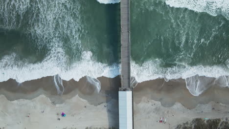 Johnn-Mercer-Pier-En-Wrightsville-Beach,-Tiro-Aéreo-De-Arriba-Hacia-Abajo-De-Carolina-Del-Norte