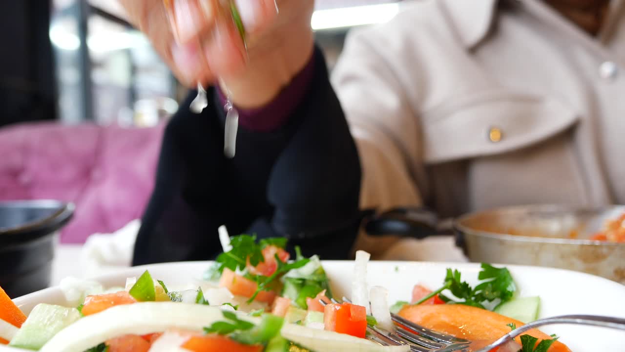 레스토랑 에서 러드 를 먹는 여자