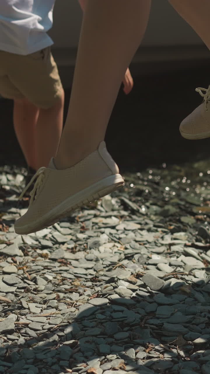 여자가 강철 선박의 사다리를 내려가고 작은 아들은 도시 항구의 자갈 해변에서 물과 놀고 있습니다. 엄마와 작은 소년은 바다 여행을 느린 동작으로 끝니다.