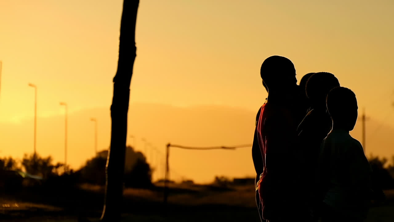 축구 4k와 함께 땅에서 놀고 있는 소년들