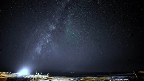 Kometen-Und-Sternenhimmel-über-Dem-Meer-Vom-Strand-Aus