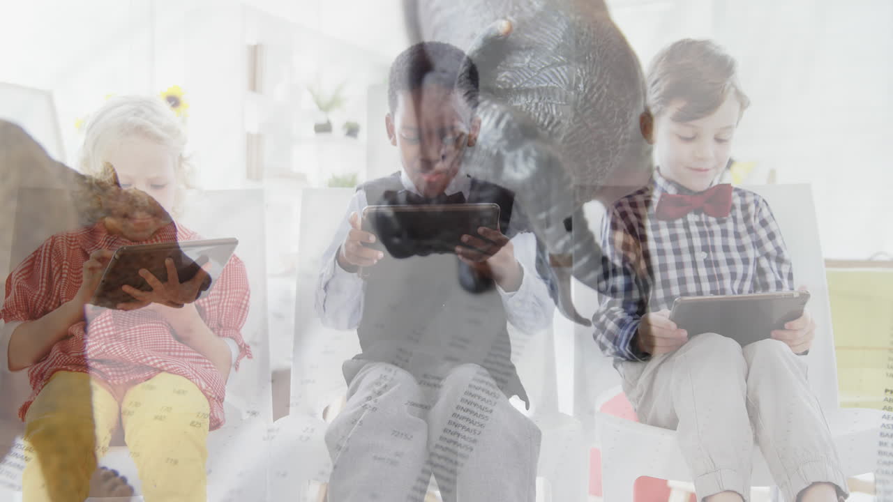 estatuillas de animales sobre jóvenes que trabajan en tabletas.