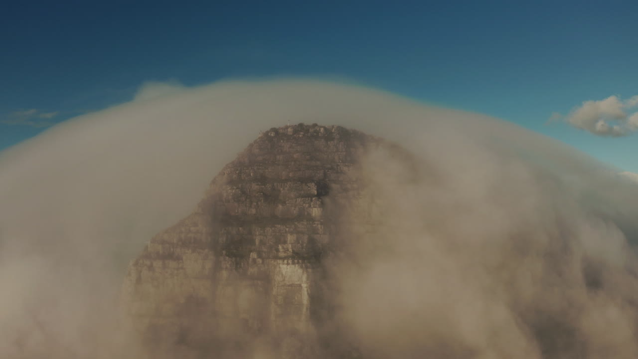 산은 자신의  ⁇  망토를 가지고 있습니다.