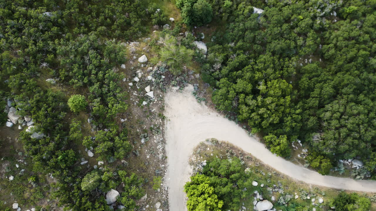 pistas en el desierto de bell canyon caminata por la montaña en sandy, utah, ee.uu.