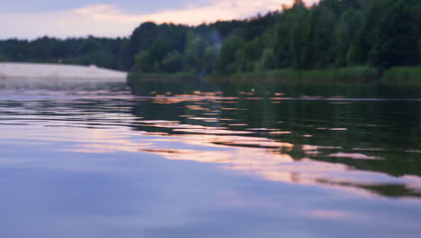 la vista del lago al tramonto