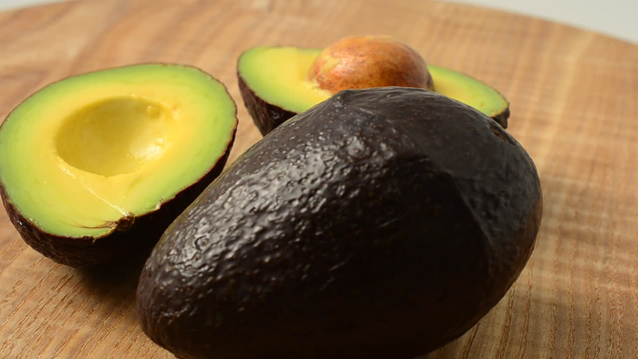 Avocado su un tagliere di legno. Ripresa di avocado.