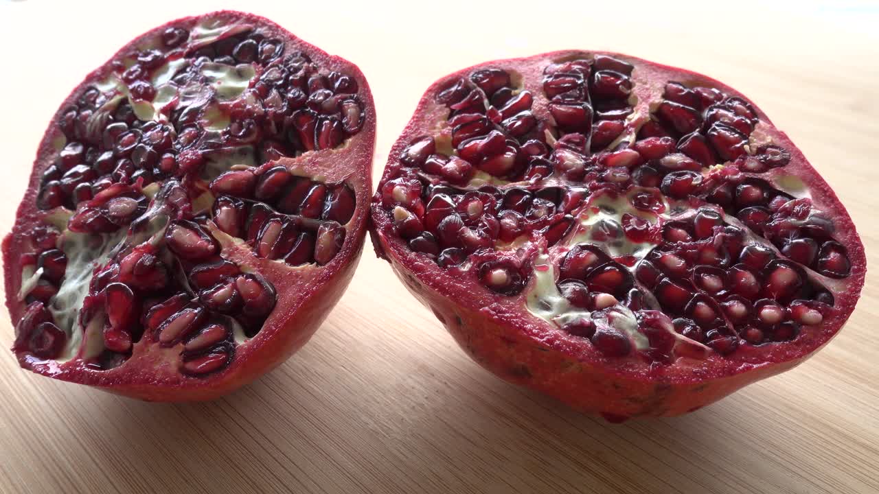 frutas y semillas de granada giratorias, vista de arriba, 4k