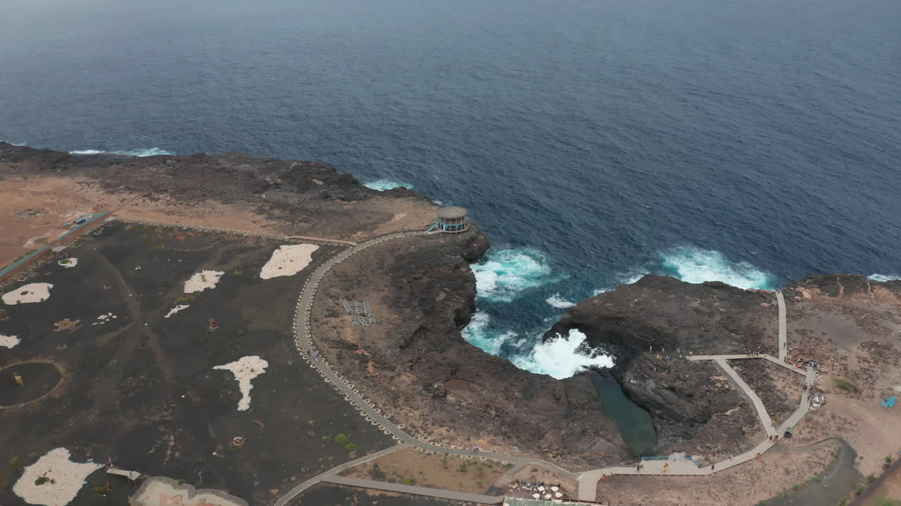 costa atlántica en la isla de sal, cabo verde, piedra volcánica que contrasta con el océano atlántico