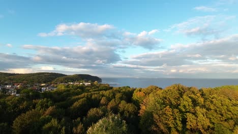 Luftflug-über-Herbstlichen-Waldbäumen-In-Gdynia-Mit-Ostsee-In-Der-Ferne