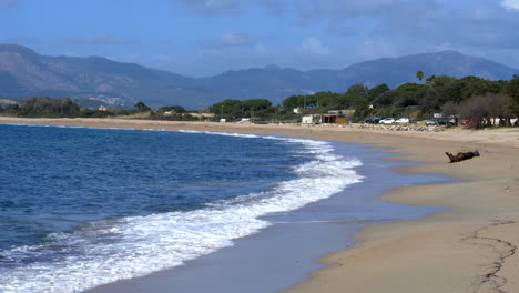 Schöne-Meereslandschaft-Eines-Strandes-In-Der-Bucht-Von-Ajaccio,-Sonniger-Tag