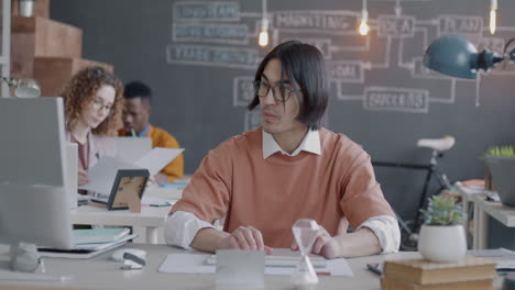equipo diverso trabajando en una oficina moderna
