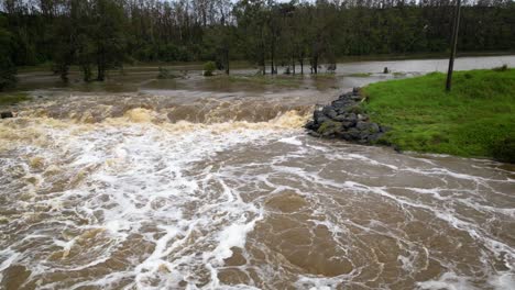 coomera, gold coast, 2 de enero de 2024 - vista aérea de la calzada del río coomera bajo las aguas de inundación de las tormentas de 2024 en enero