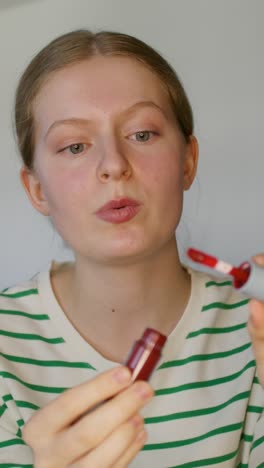 mujer aplicando lápiz labial