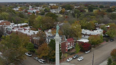 drone dando vueltas alrededor de soldado confederado con vistas al centro de richmond