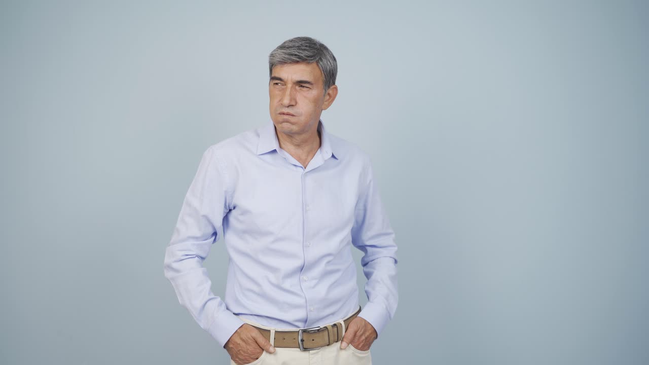 카메라를 향해 우울해 보이는  ⁇ 은이.