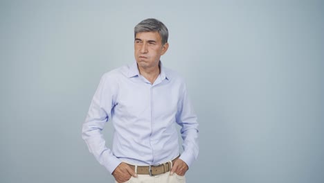 un anciano mirando deprimido a la cámara.