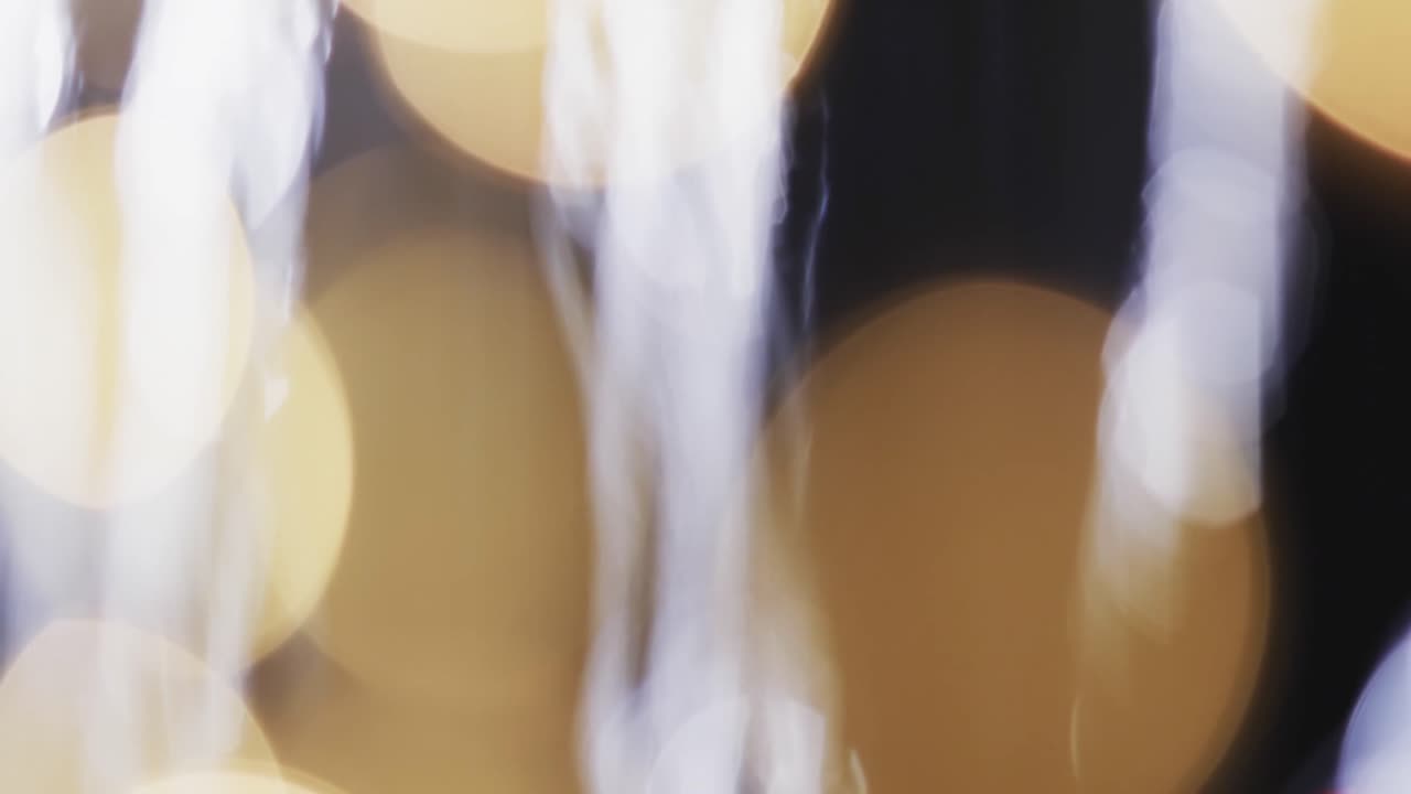 閃爍黃色散景光點影片，預留文字空間