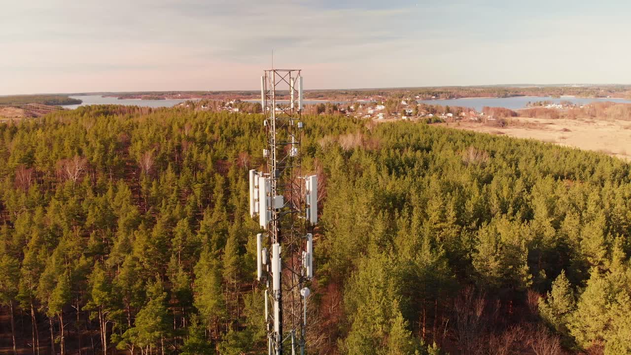 torre de teléfono móvil en un área rural con árboles