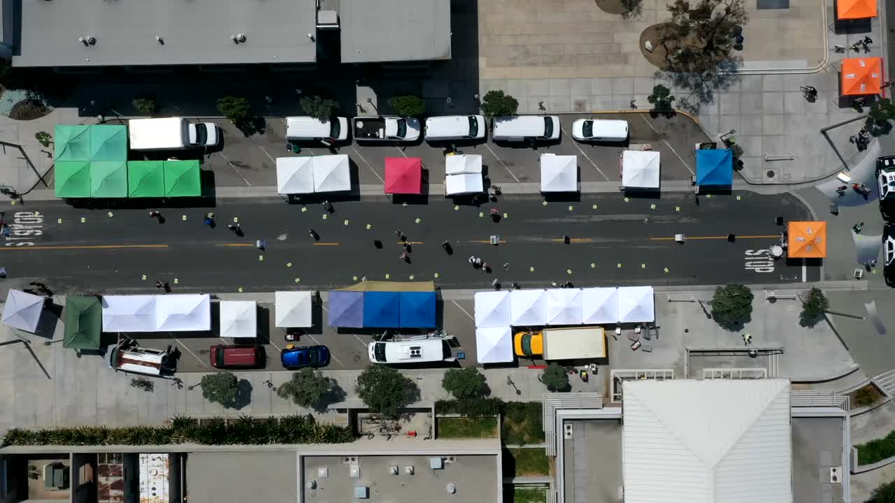coloridas carpas con dosel a lo largo de la calle con gente caminando