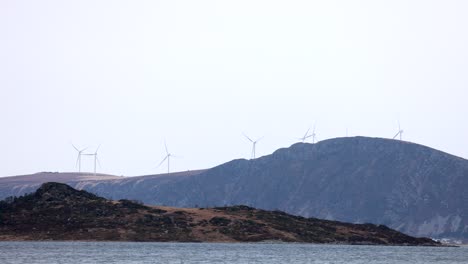 hestøya con haramsøya y las turbinas eólicas en haramsfjellet al fondo