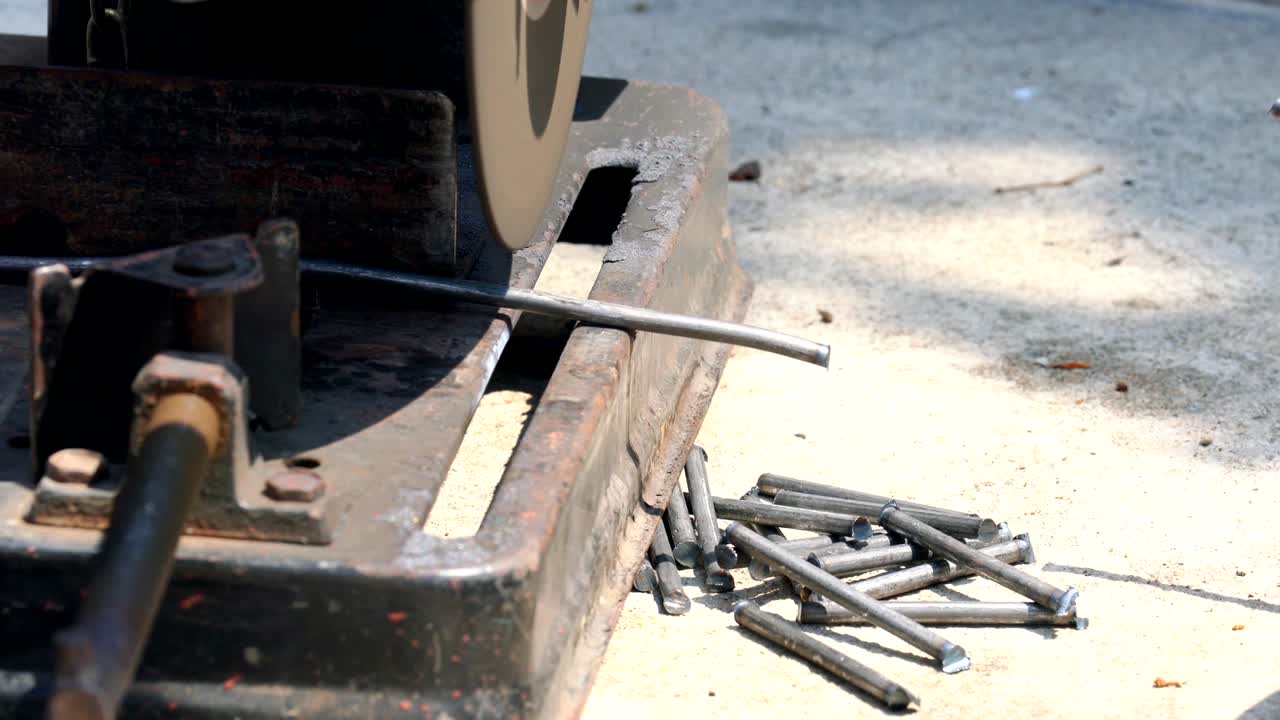 건설 노동자 용접기 손의 4k 클로즈업 은 철강 바를 절단하고 용접에서 불꽃을 만들기 위해 전기 각성 회전기를 사용합니다.