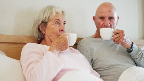 Senior,-Hombre-Y-Mujer-Con-Café-En-El-Dormitorio