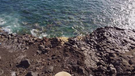 Mujer-Elegante-Disfruta-De-La-Costa-Rocosa-De-Las-Islas-Canarias,-De-Nuevo-Por-Encima-De-La-Vista