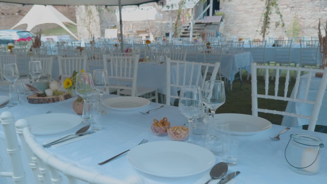 Hermosa recepción de boda al aire libre con elegantes arreglos de mesa