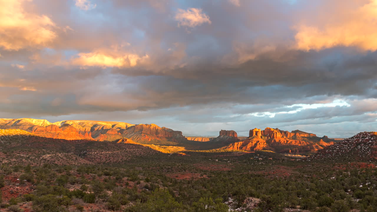 vista panorámica del atardecer desde red rock loop rd en sedona, arizona