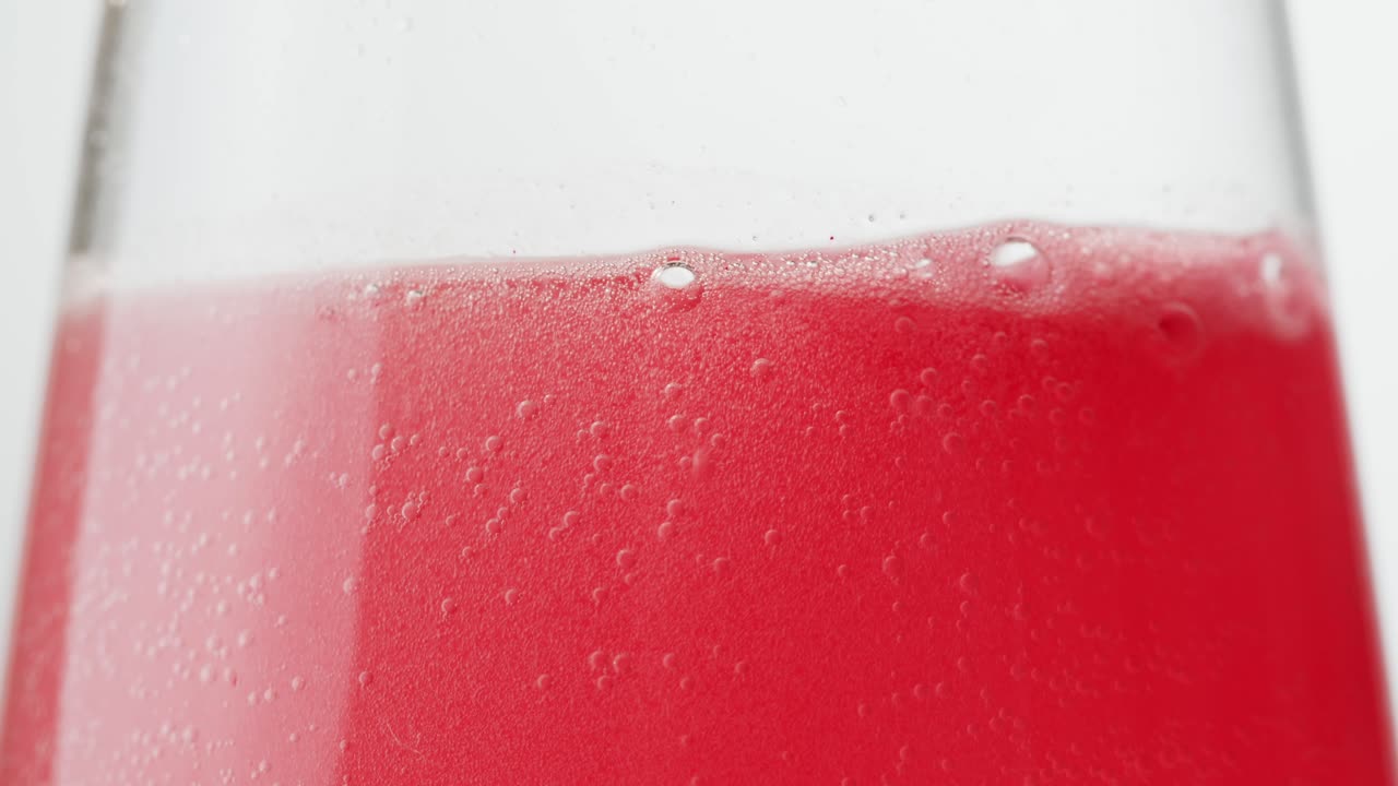 반이는 분홍색 음료의 클로즈업