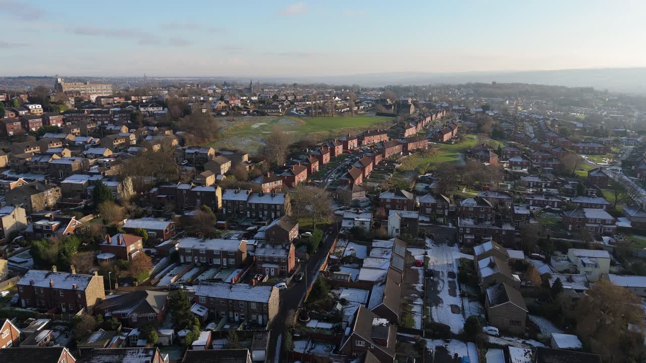 la vista de invierno del ojo de drone captura el típico desarrollo de viviendas de propiedad del consejo urbano del reino unido de dewsbury moor estate con casas adosadas de ladrillo rojo y el industrial yorkshire