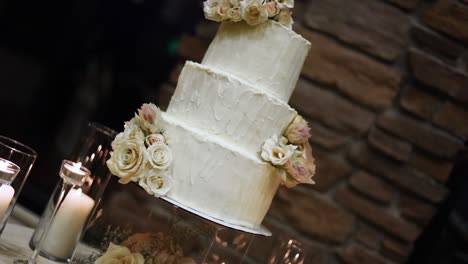 Elegante-Pastel-De-Bodas-De-Tres-Niveles-Decorado-Con-Flores