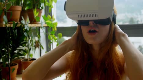 Mujer-Usando-Casco-De-Realidad-Virtual-En-La-Sala-De-Estar-4k