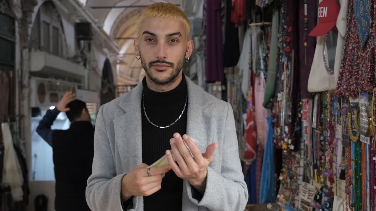 человек, считающий деньги.