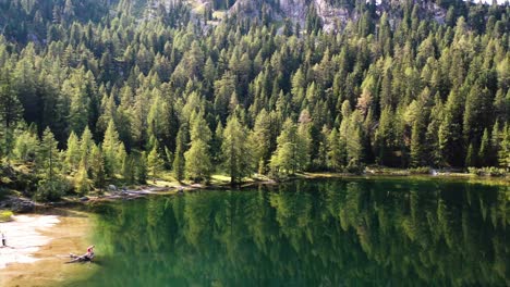 Fliegen-über-See-Mit-Bäumen-In-Den-Dolomiten-Mit-Drohnenstandortname:-Puntleider-See