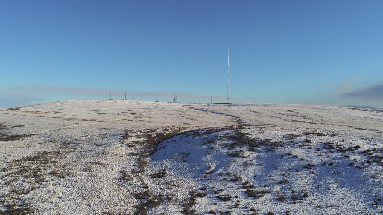 drone ver winter hill nevado torres de señal de antena de transmisión rural en lancashire west pennine moors lento descender pan derecha