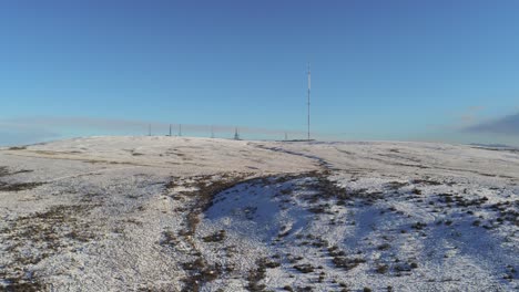 Drone-Ver-Winter-Hill-Nevado-Torres-De-Señal-De-Antena-De-Transmisión-Rural-En-Lancashire-West-Pennine-Moors-Lento-Descender-Pan-Derecha