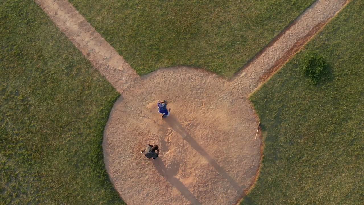 Vista dall'alto di giocatori di baseball durante una partita