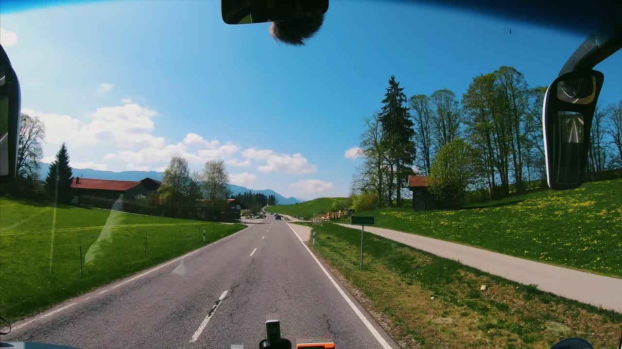 산을 가로질러 경치 좋은 드라이브