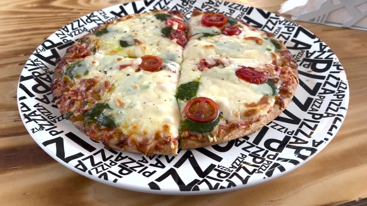 Pizza cotta su un tavolo in Islanda