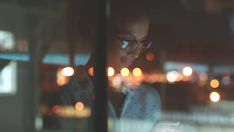 Mujer-De-Negocios-De-Innovación-Trabajando-De-Noche