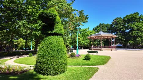 parte de la vista en verano en el hermoso y público parque thabor ubicado en rennes, francia